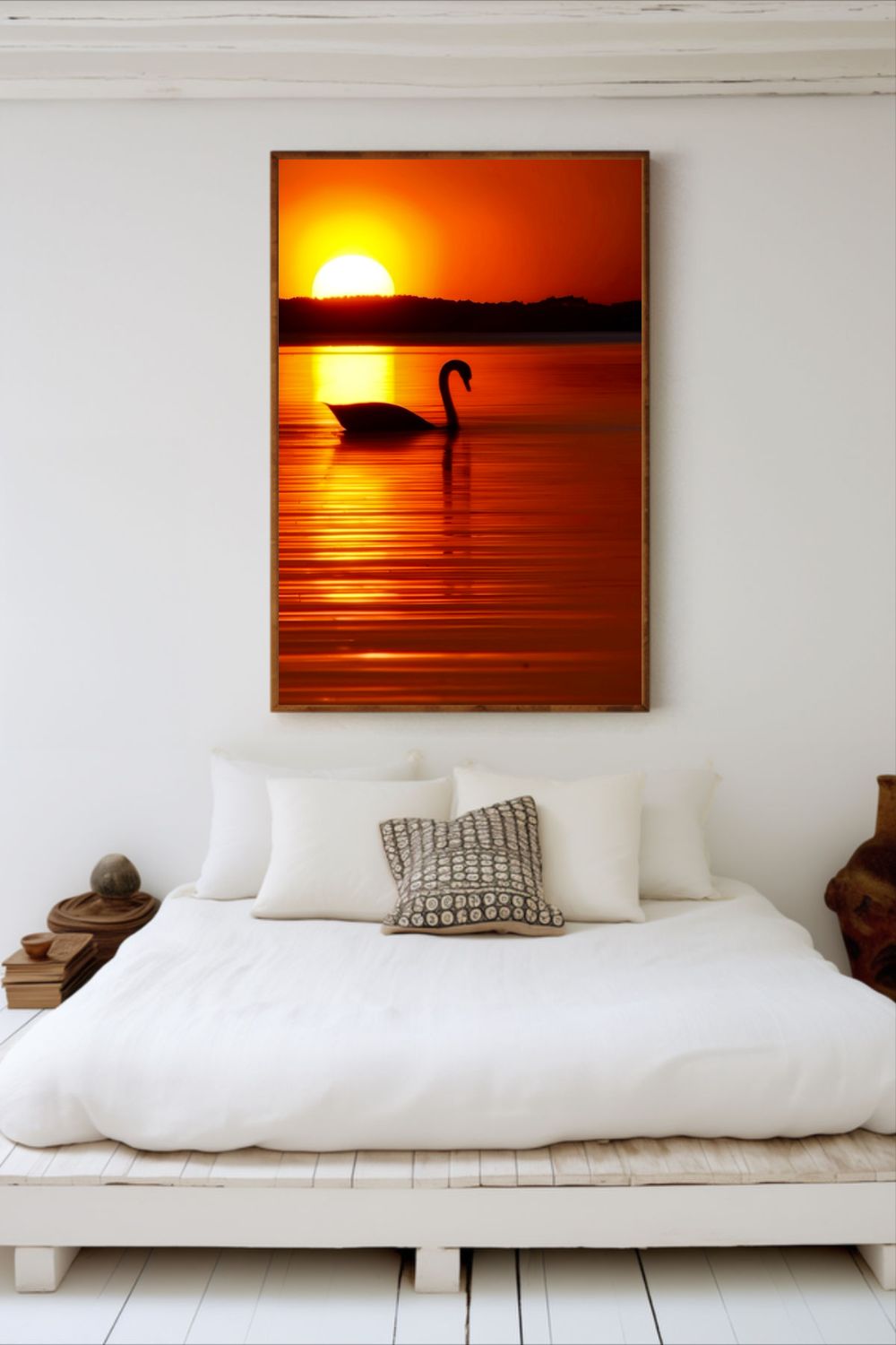 Photographie d'un cygne au coucher de soleil, encadrée dans une chambre au dessus du lit
