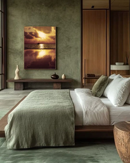 Photographie fine art “When the Light Slows Down” accrochée dans une chambre aux tons verts, atmosphère calme et naturelle.