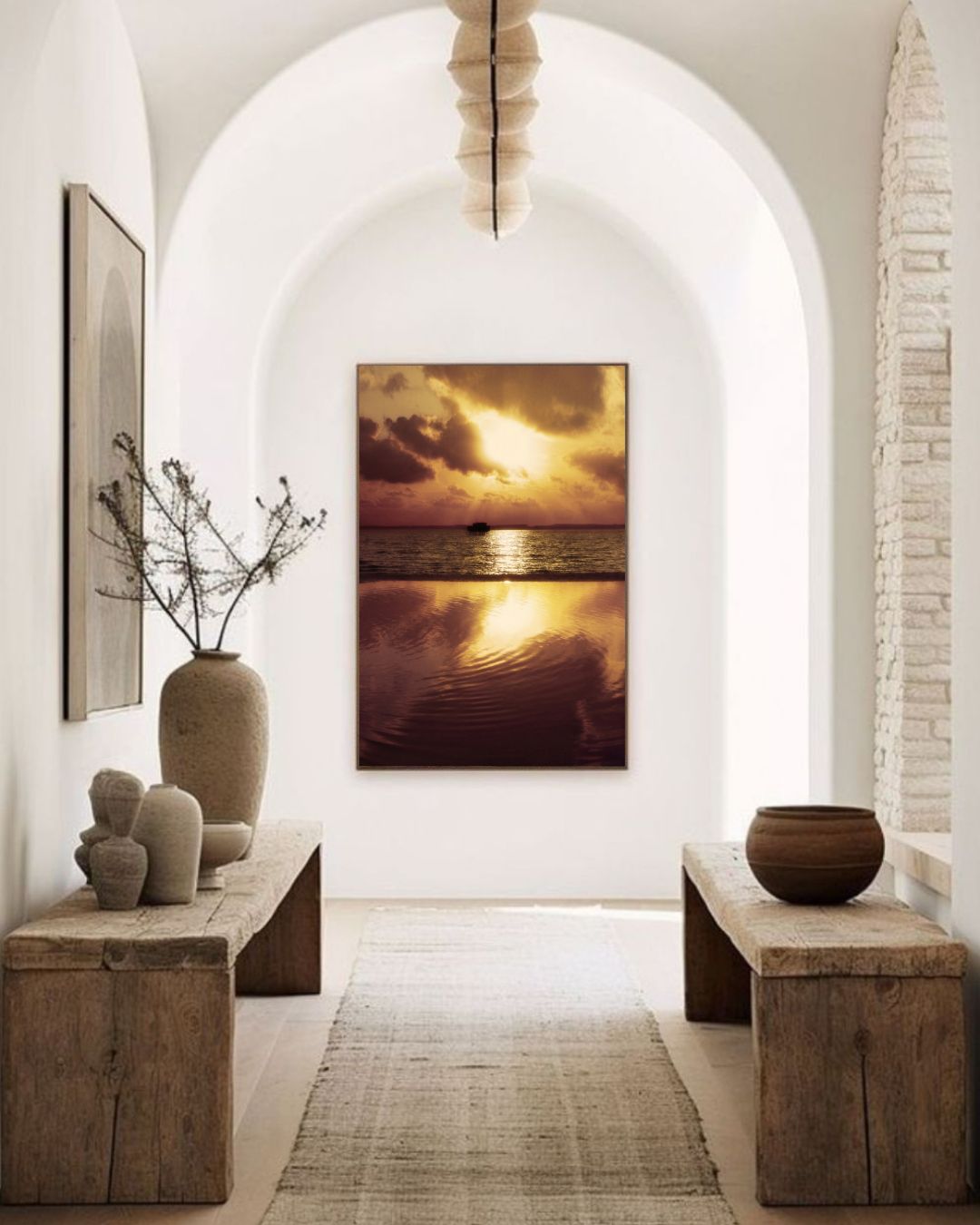 Tirage fine art “When the Light Slows Down” exposé dans un couloir minimaliste, ambiance naturelle et matériaux bruts.