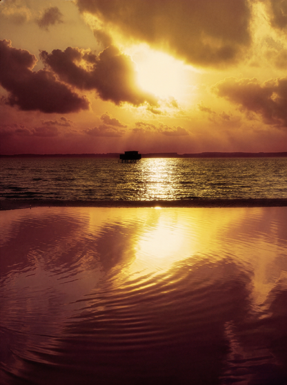 Photographie Fine Art d’un coucher de soleil doré sur l’océan, lumière lente et reflets sur l’eau, œuvre poétique SouldlroW.