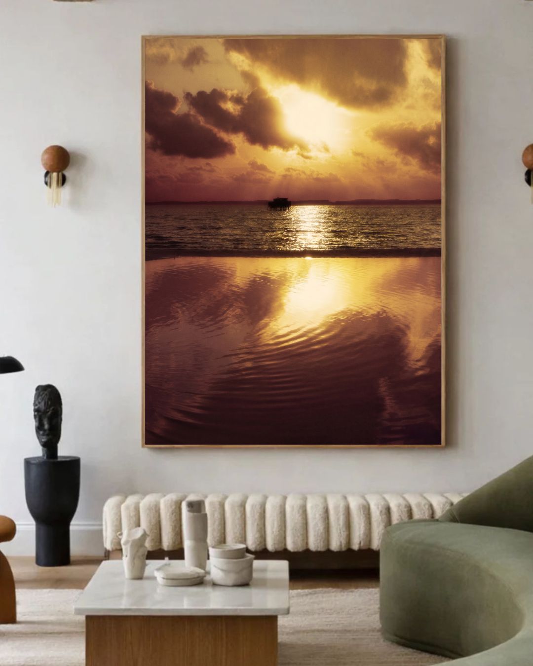 Grand tirage fine art “When the Light Slows Down” dans un salon contemporain, lumière douce et décoration sculpturale.