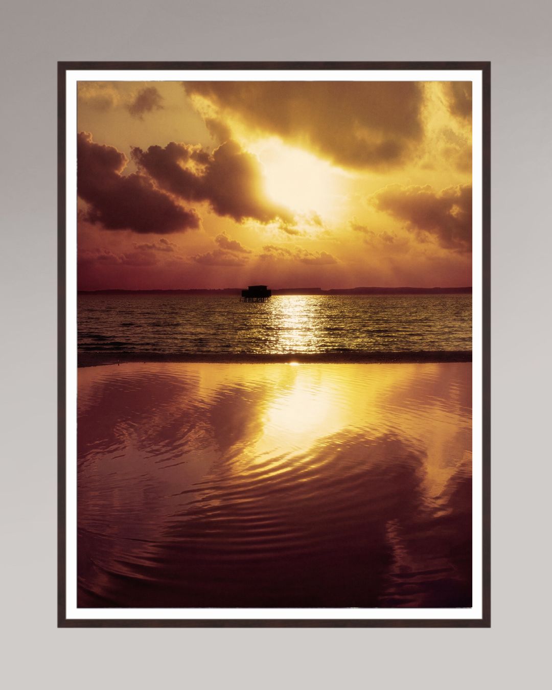 Grand tirage d’art encadré Where the Light Slows Down, format 105×140 cm, coucher de soleil doré sur l’océan