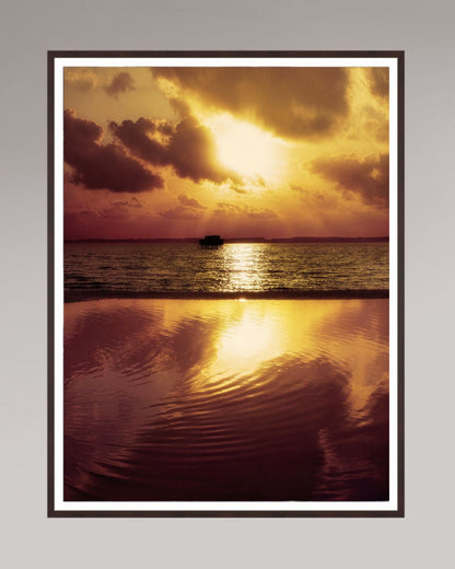 Grand tirage d’art encadré Where the Light Slows Down, format 105×140 cm, coucher de soleil doré sur l’océan