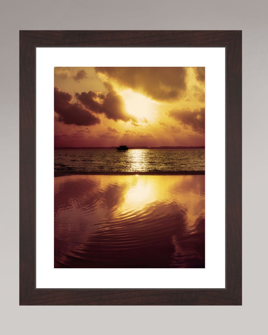Photographie fine art encadrée Where the Light Slows Down, format 21×28 cm, coucher de soleil doré sur l’océan.