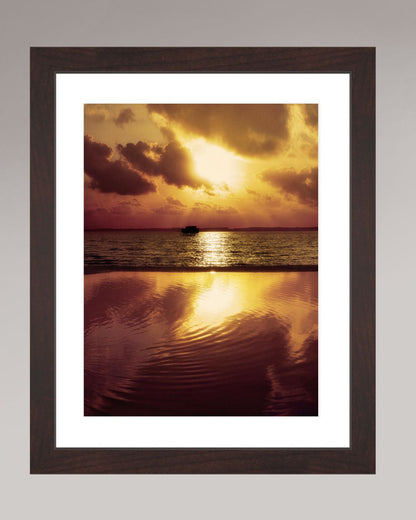 Photographie fine art encadrée Where the Light Slows Down, format 21×28 cm, coucher de soleil doré sur l’océan.