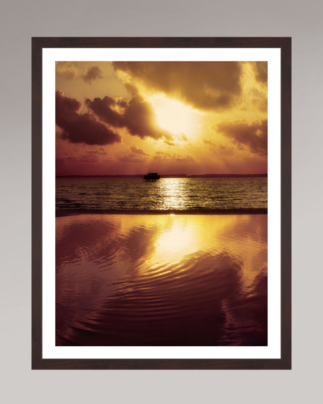 Tirage d’art encadré Where the Light Slows Down, format 45×60 cm, reflet du soleil sur l’eau au coucher du jour