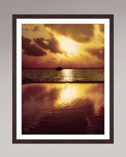 Tirage d’art encadré Where the Light Slows Down, format 45×60 cm, reflet du soleil sur l’eau au coucher du jour