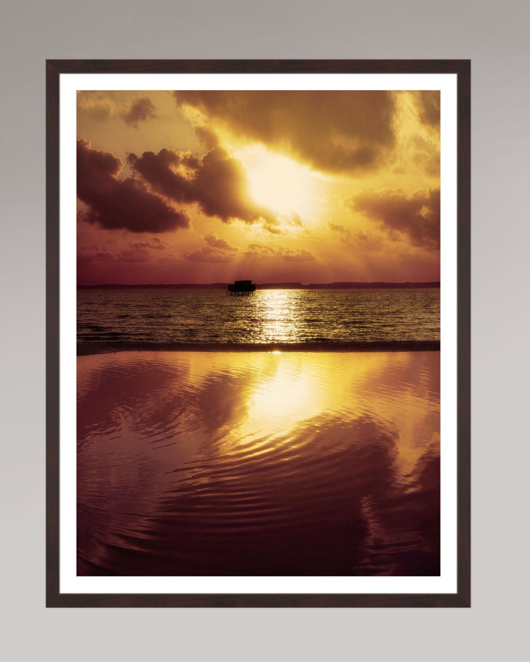 Photographie encadrée Where the Light Slows Down, format 60×80 cm, scène marine dorée et atmosphère calme.