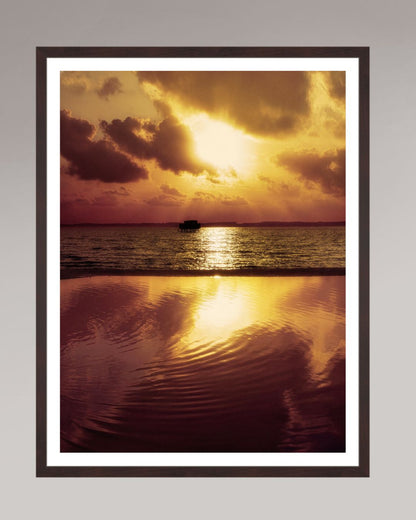 Photographie encadrée Where the Light Slows Down, format 60×80 cm, scène marine dorée et atmosphère calme.