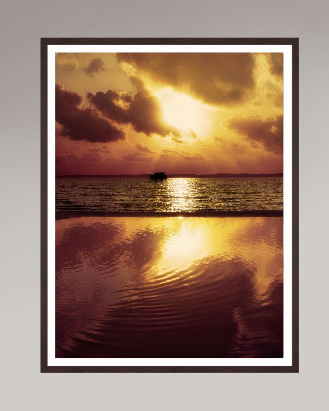 Tirage photo encadré Where the Light Slows Down, format 75×100 cm, lumière dorée sur mer calme.