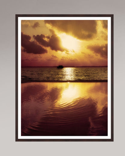 Tirage photo encadré Where the Light Slows Down, format 75×100 cm, lumière dorée sur mer calme.