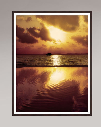 Photographie fine art encadrée Where the Light Slows Down, format 90×120 cm, scène océanique dorée au crépuscule.