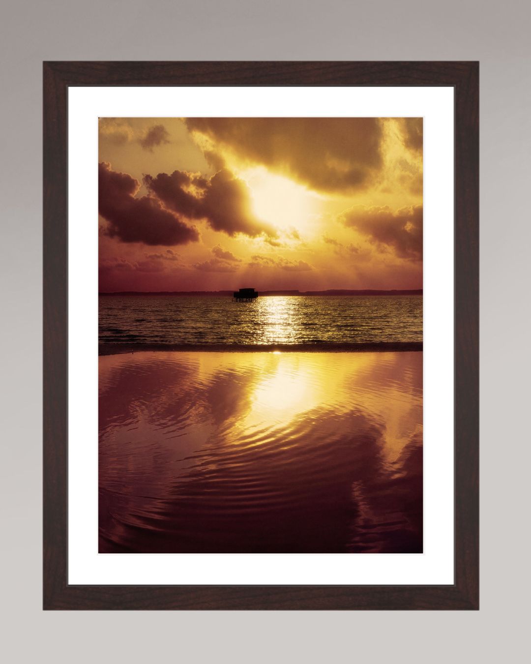 Photo d’art encadrée Where the Light Slows Down, format 30×40 cm, lumière dorée sur la mer au crépuscule.